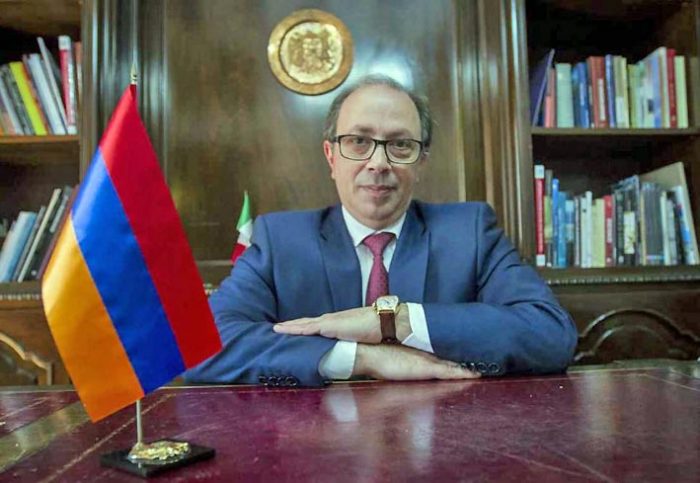 სომხეთის საგარეო საქმეთა მინისტრი თანამდებობიდან გადადგა