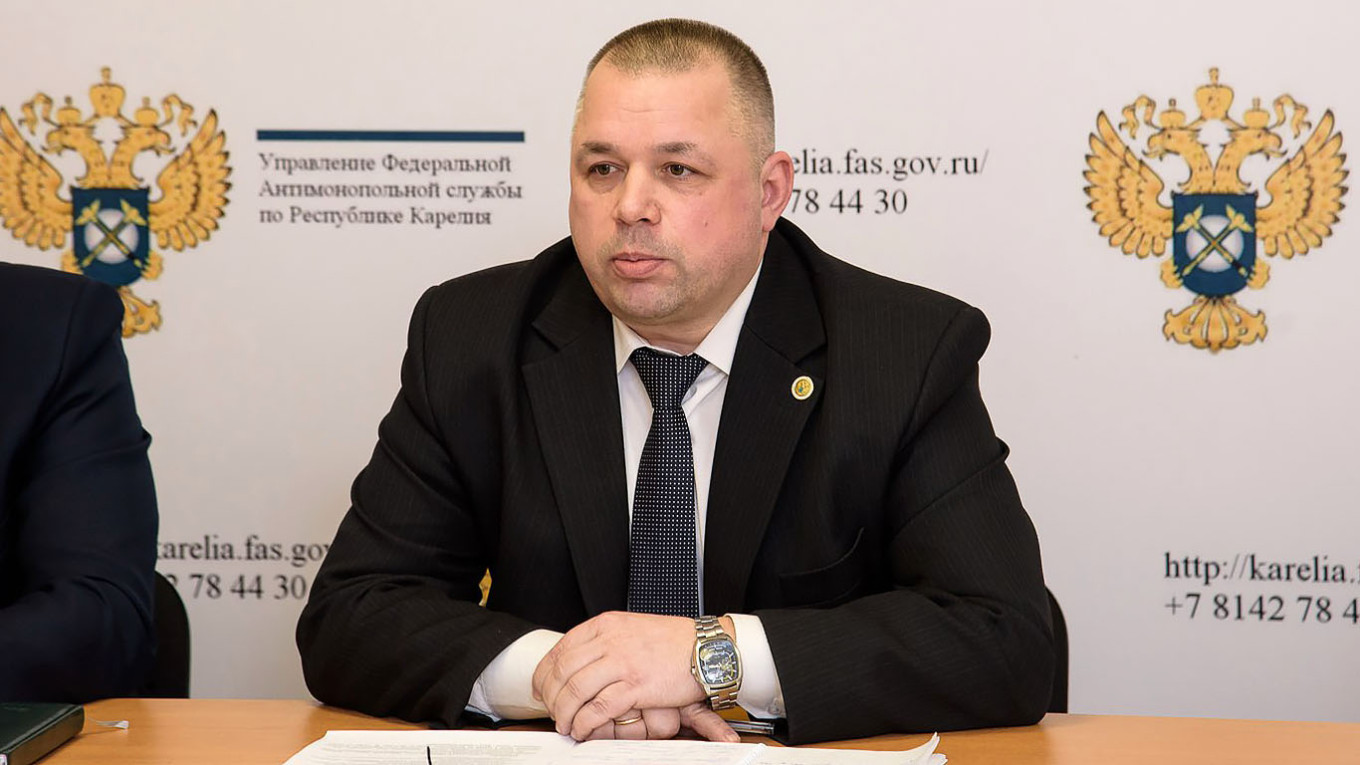 В России в один день выпали из окна высокопоставленный чиновник и полковник СК