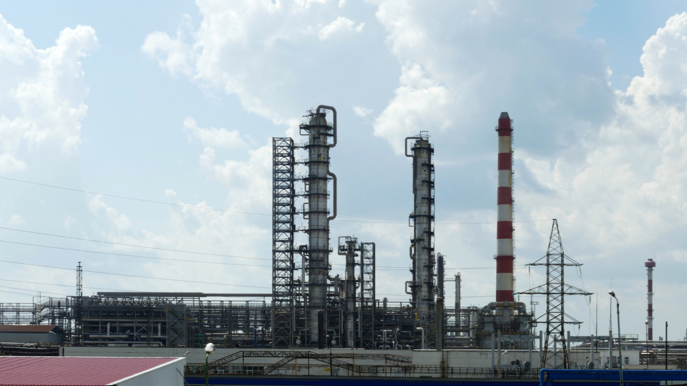 Украинские беспилотники третий раз за месяц атаковали крупнейший НПЗ «Роснефти»