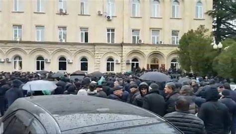 Абхазская оппозиция – против ограждений вокруг правительственного квартала