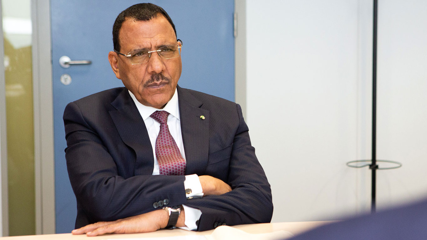 ნიგერიაში სამხედროებმა პრეზიდენტის დამხობისა და საზღვრების ჩაკეტვის შესახებ განაცხადეს