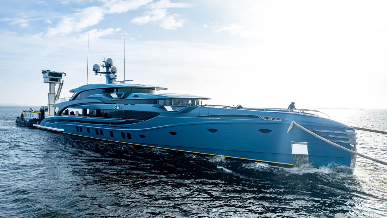 Британский суд отказался снять арест с самолетов миллиардера Швидлера и яхты бизнесмена Науменко