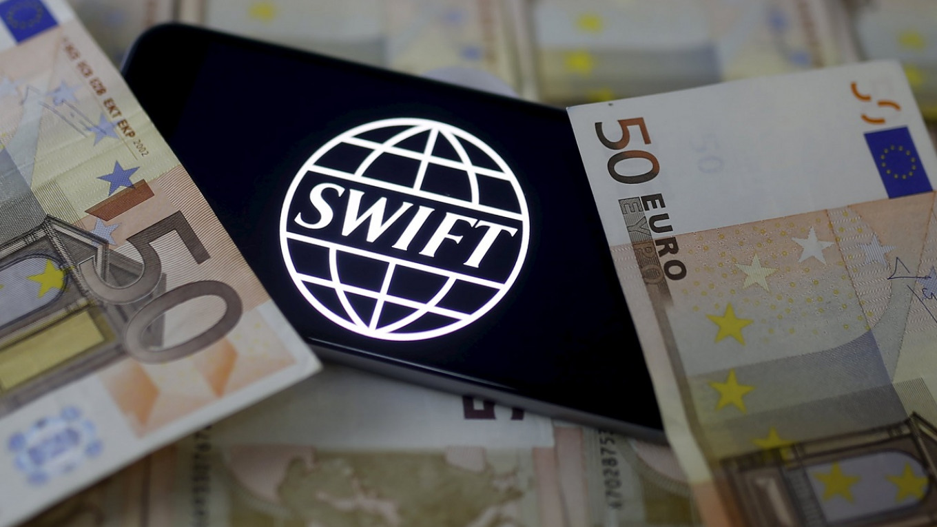 Еще 13 российских банков отключат от SWIFT