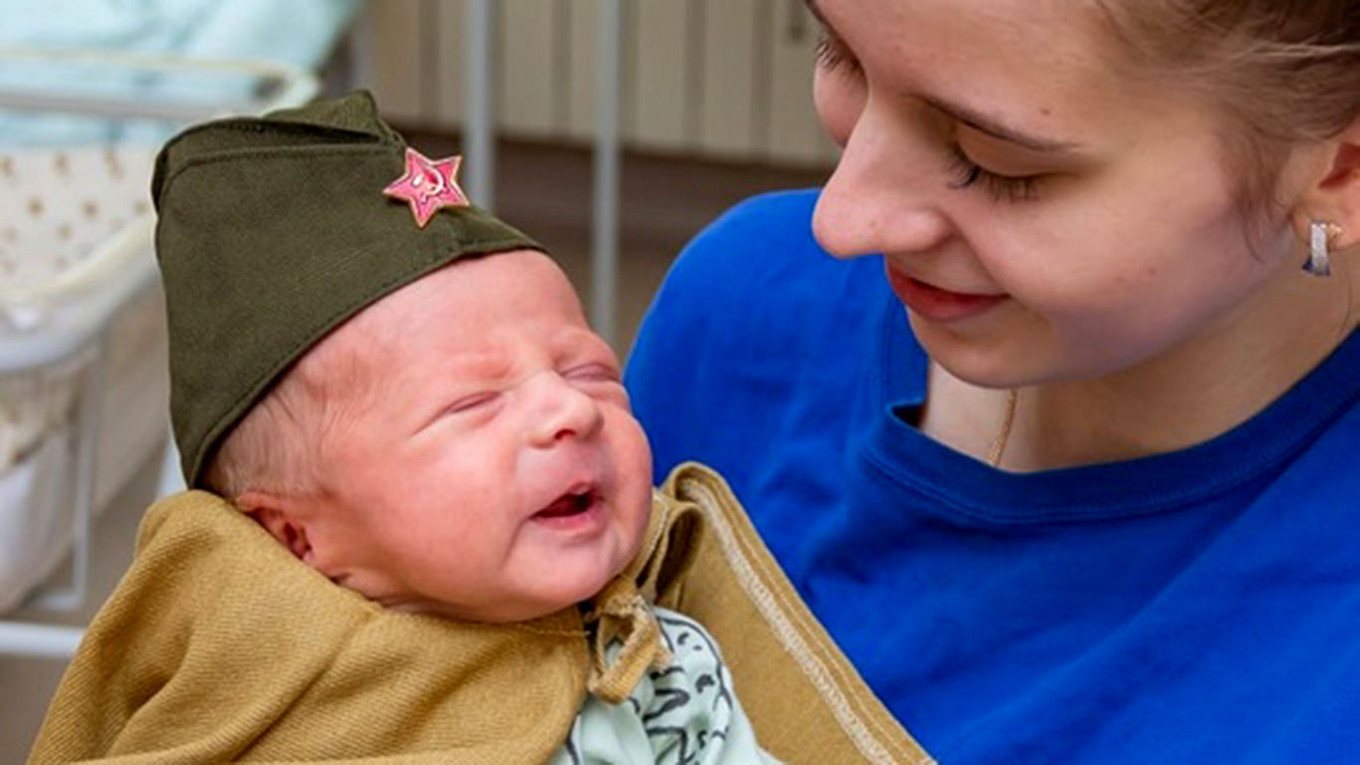 В России начали наряжать в военную форму младенцев при выписке из роддома