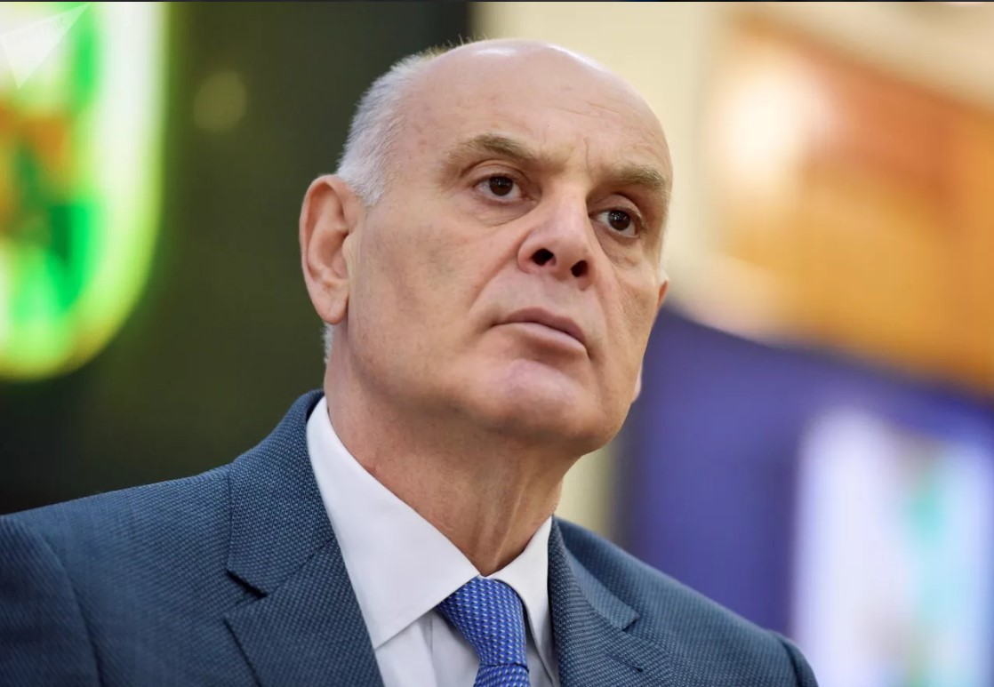 Аслан Бжания объявил сторонникам, что не уйдет в отставку