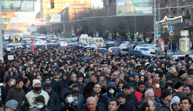 Оппозиция проводит шествие в Ереване с требованием отставки премьер-министра