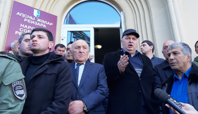 В абхазском парламенте завтра обсудят «сложившуюся ситуацию»