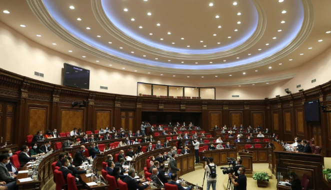 Парламент Армении отменил военное положение в стране