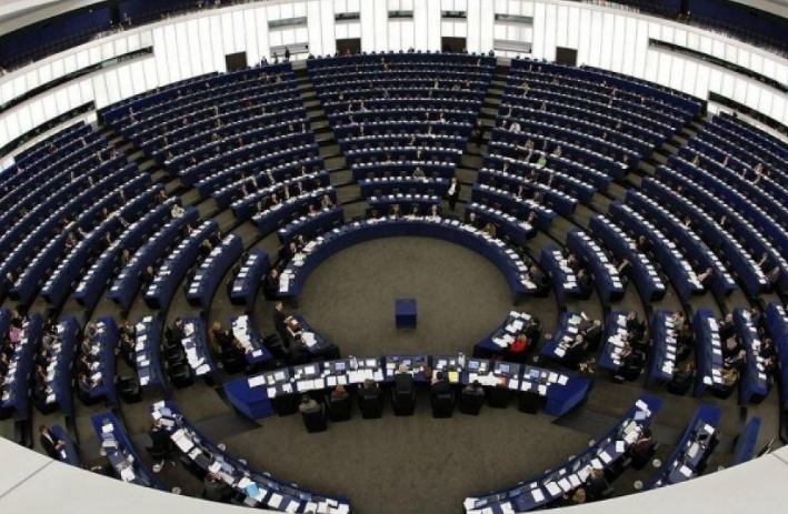 Европарламент потребовал, чтобы ЕС вводил COVID-сертификаты максимум на один год