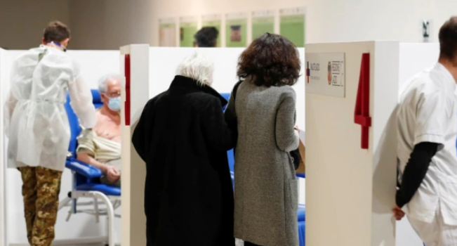 Въезд в ЕС могут разрешить привитым одобренными вакцинами