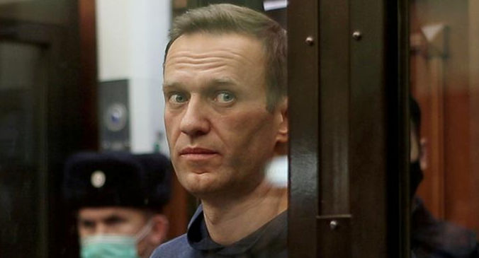Соратник Навального сообщил, что состояние политика почти нормализовалось