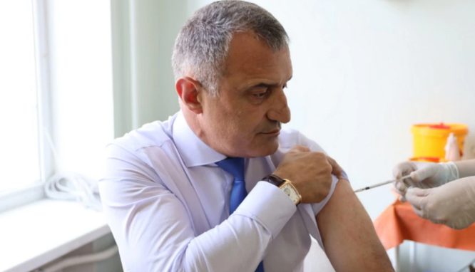 Анатолий Бибилов вакцинировался от коронавируса препаратом «Спутник V»