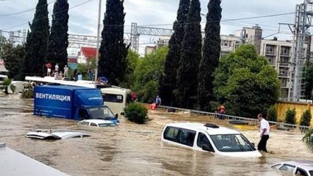 Сочи затопило сильными ливнями: на некоторых улицах более метра воды
