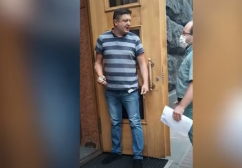 В Киеве мужчина с гранатой угрожает подорвать здание правительства