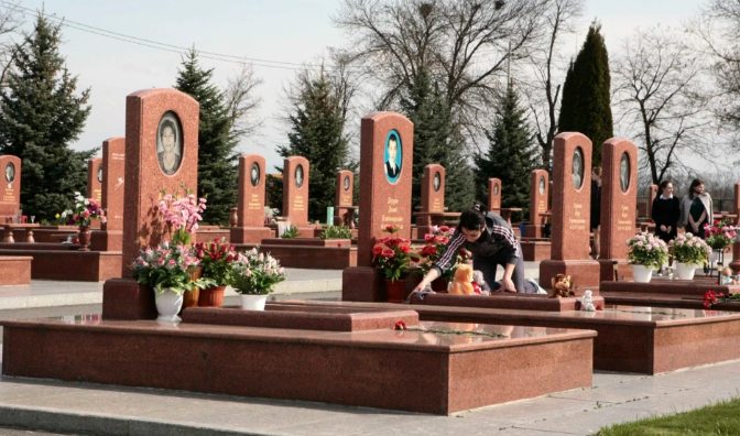 Аслан Бжания почтил память жертв бесланской трагедии