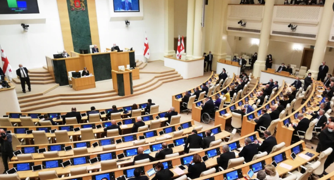 Парламент Грузии в первом чтении принял проект поправок в Конституцию