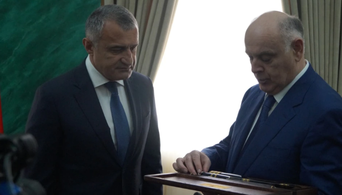 Аслан Бжания подарил Анатолию Бибилову традиционный абхазский нож. ВИДЕО