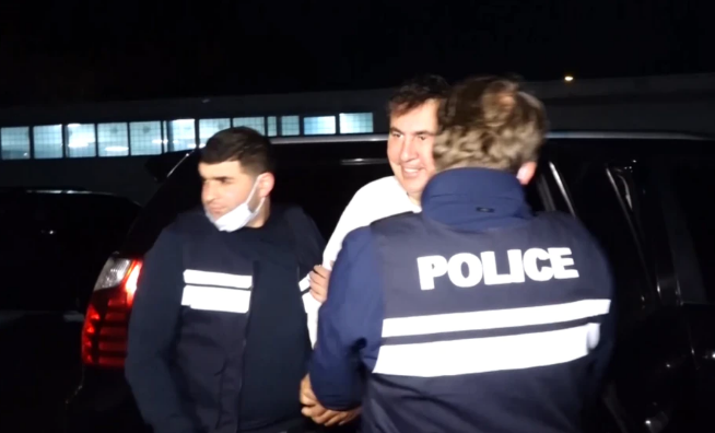 По словам Саакашвили, полицейские, задержавшие его, сделали с ним селфи
