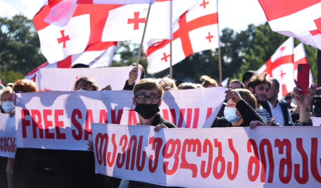 Акция у руставской тюрьмы – сторонники Саакашвили требуют его освобождения