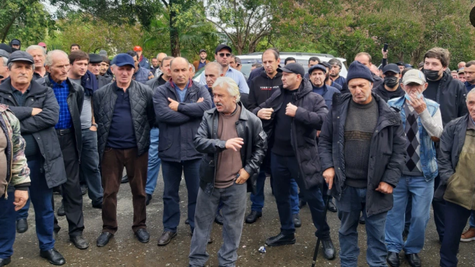 Митинг у здания абхазского парламента завершился