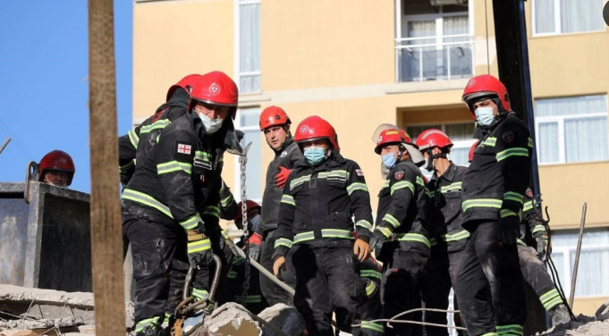 В Батуми спасатели обнаружили под завалами живых женщину и детей