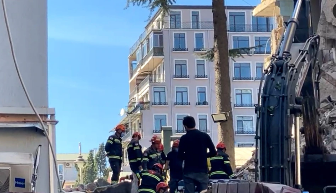 Под завалами дома в Батуми найдены тела еще двоих погибших