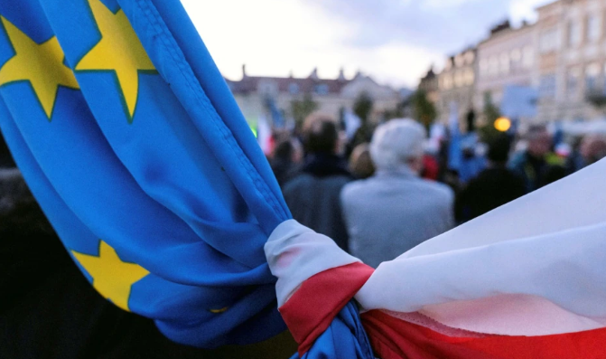 Лидеры ЕС и Польши раскритиковали друг друга в Европарламенте