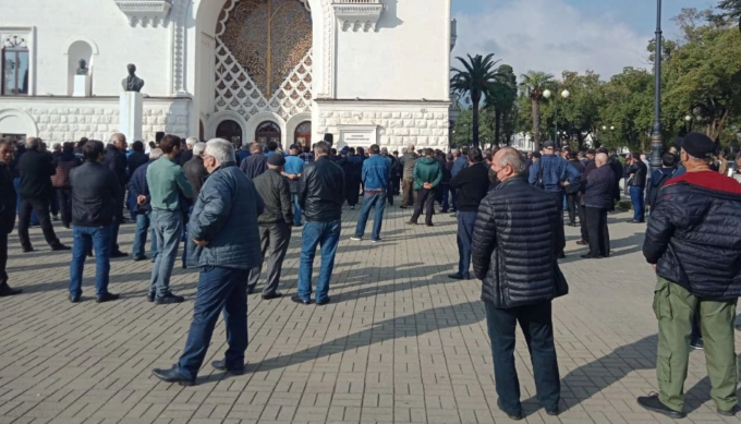 У сухумского драмтеатра начался митинг с требованием отставки главы МВД