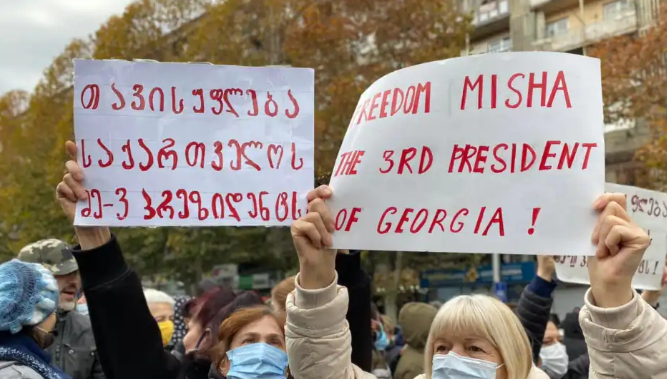 Сторонники Саакашвили проводят митинг у здания СГБ
