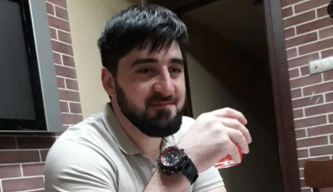 Отец оппозиционного чеченского блогера записал видеообращение к сыну