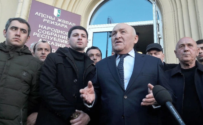 Сторонников абхазского лидера обвиняют в давлении на спикера парламента