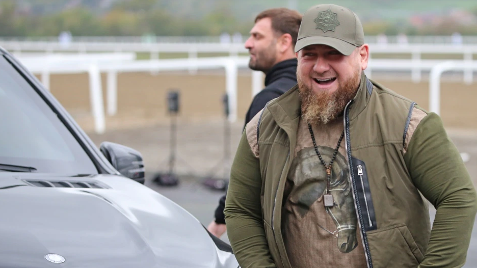 Кадыров подарил мерседесы и 11 миллионов рублей бойцам "Ахмата"