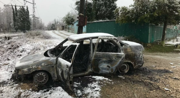 Автомобиль без номеров сгорел в Гудауте