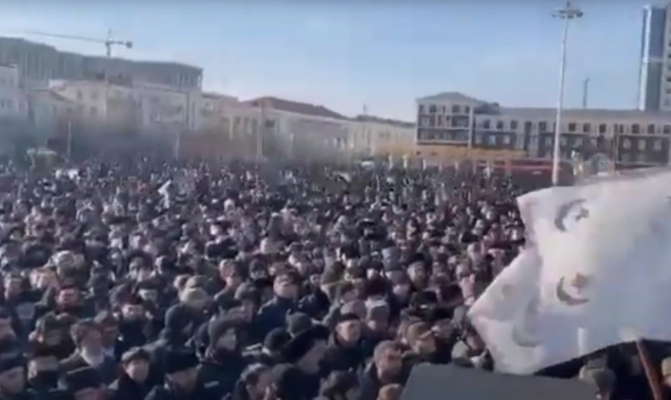 На митинг против Янгулбаевых в Грозном собрали бюджетников и студентов