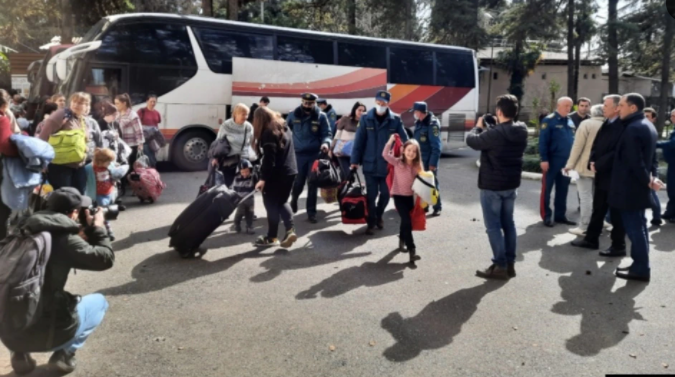 Эвакуированных жителей Донбасса разместили в сухумском пансионате «Айтар»