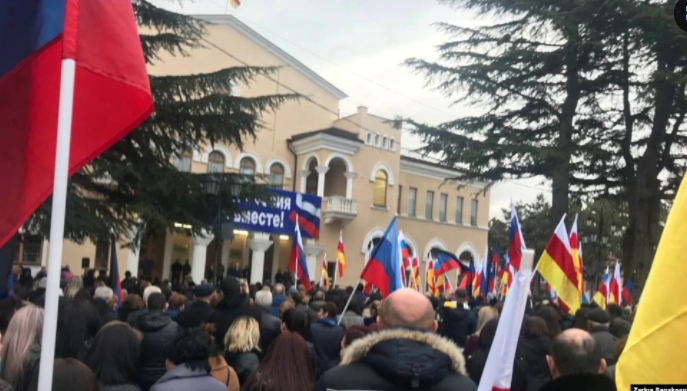 Югоосетинские власти провели митинг в поддержку президента России