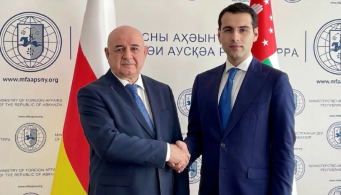 Абхазия и Южная Осетия призвали Тбилиси признать их суверенитет
