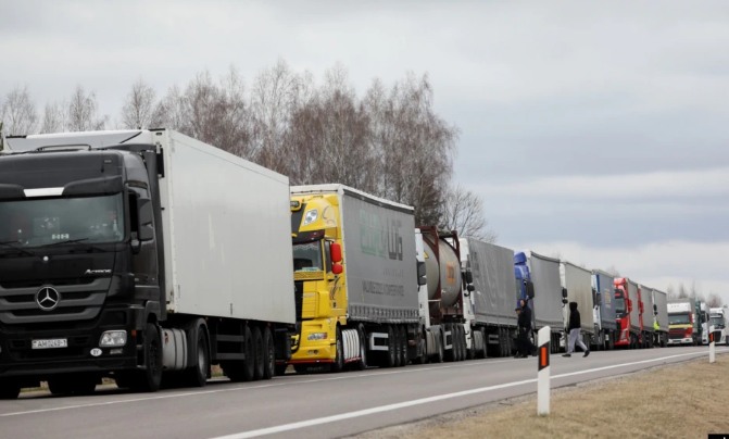 Производители продуктов в РФ просят не запрещать въезд фур из Европы