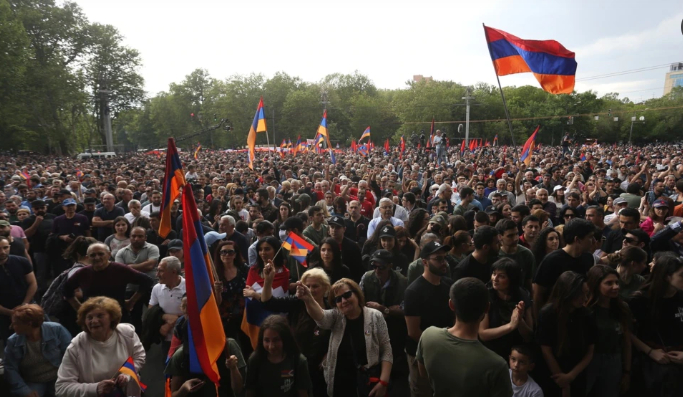 В Ереване протестующие против Пашиняна строят баррикады