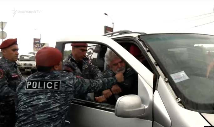 В Ереване задержали более 90 участников оппозиционного автопробега