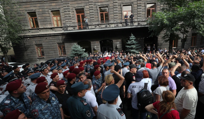 Сторонники армянской оппозиции окружили здание правительства в Ереване