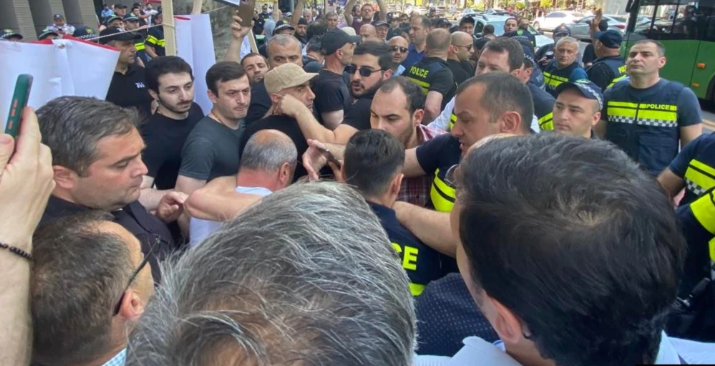 На акции против «Тбилиси прайда» у посольства ЕС задержаны семь человек