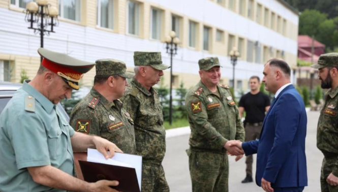 Алан Гаглоев ознакомился с инфраструктурой югоосетинских вооруженных сил