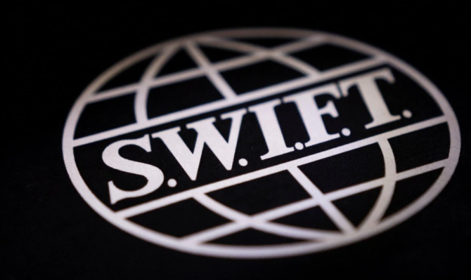 Помощник Путина: в РФ работают над альтернативой системе SWIFT