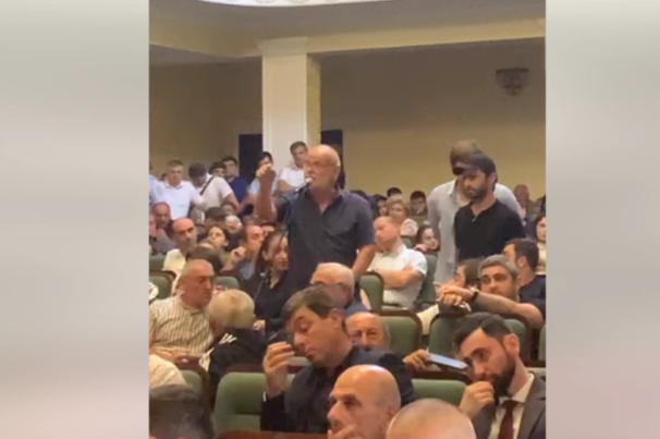 აფხაზეთში ვითარება უკიდურესად დაიძაბა: "პრეზიდენტთან" შეხვედრაზე არეულობა მოხდა