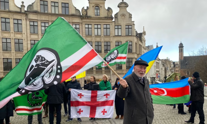 Чеченская диаспора в Брюсселе провела акцию к годовщине войны в Украине и депортации народов