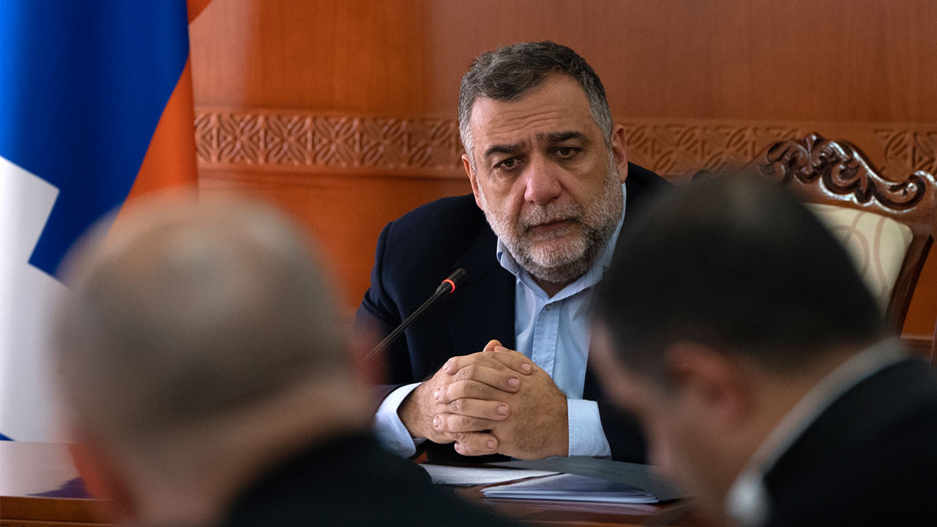 აზერბაიჯანის მიერ ყარაბაღის ყოფილი "პრემიერის" დაკავების შესახებ იუწყებიან