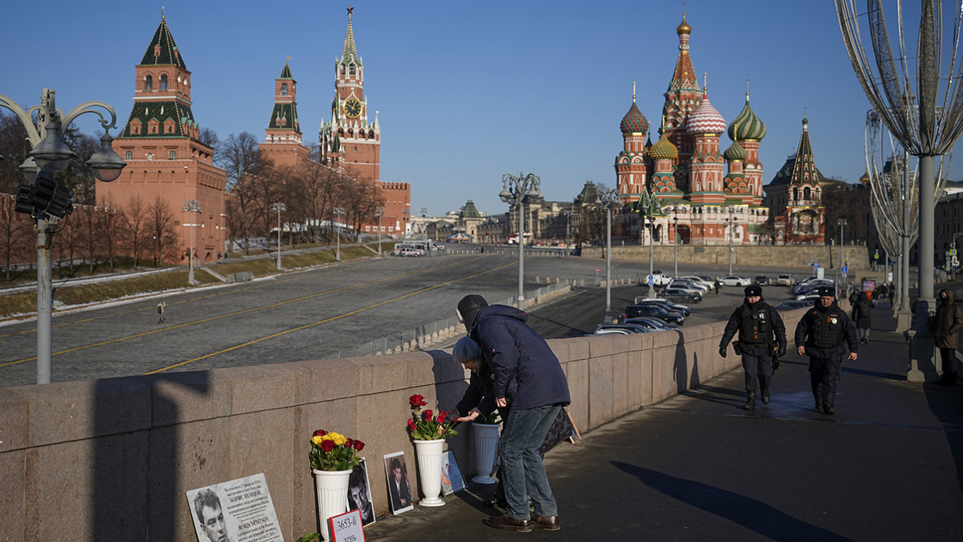 На акциях памяти Немцова задержали активистов и журналистов