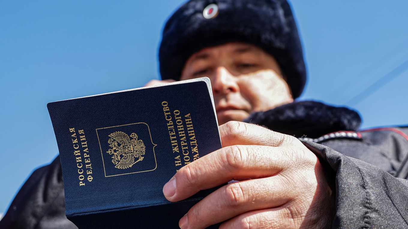 Число получивших гражданство России иностранцев упало до минимума за 5 лет