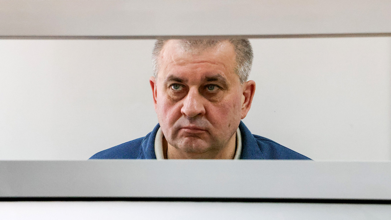 Второго генерала Минобороны отправили в колонию за взятки